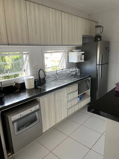 Imagem Sobrado com 3 quartos, 1 suíte, lareira, churrasqueira, 3 vagas cobertas na zona sul.