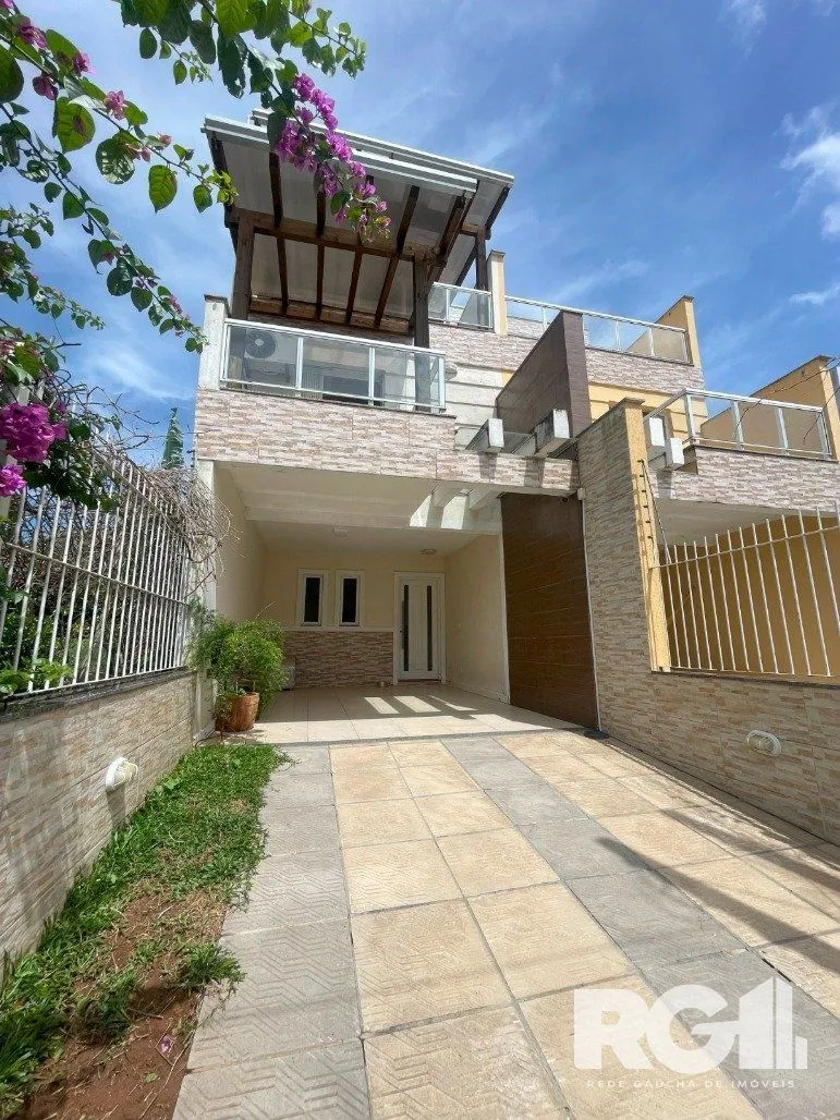 Imagem Bela casa três dormitórios localizada nos altos do bairro Guarujá