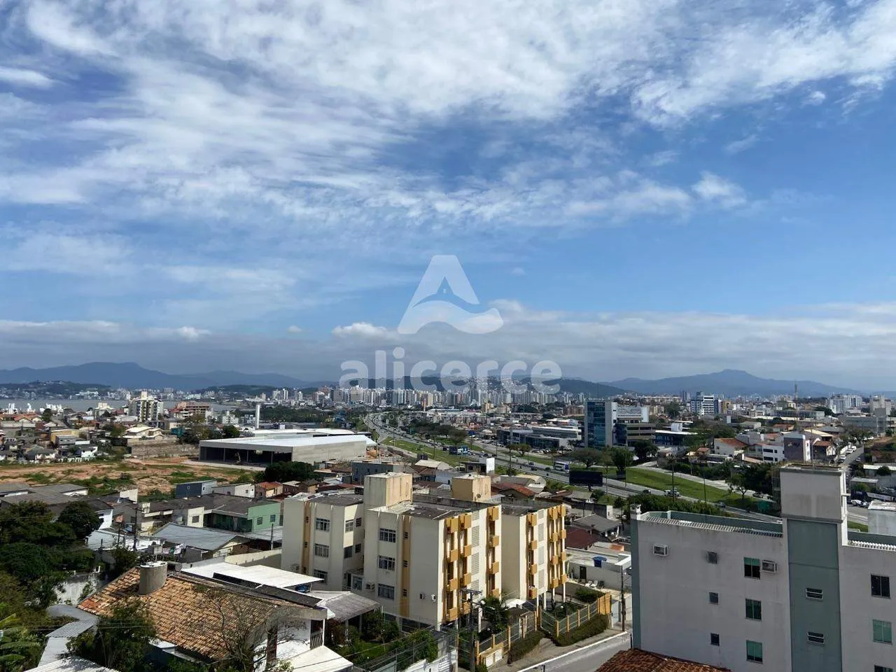 Imagem Apartamento à Venda em Coqueiros com 2 Dormitórios, 1 Suíte e Sol o Dia Todo