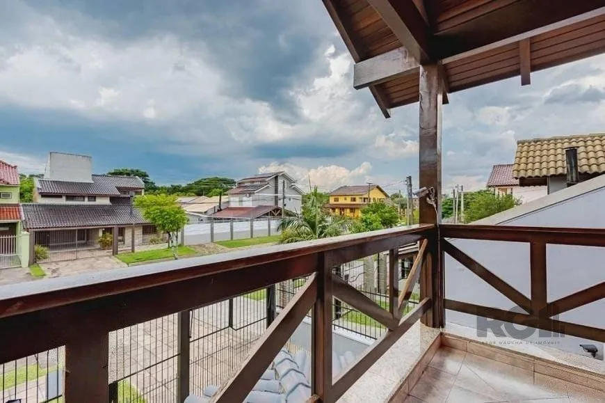 Imagem Excelente casa de 209m² com 3 dormitórios, piscina e 3 vagas de garagem.