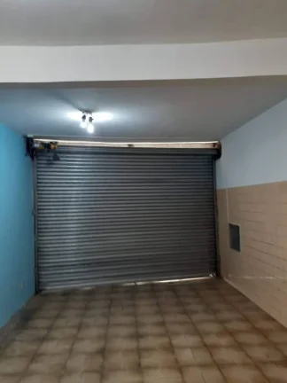 Casa térrea com 6 metros de frente por 30 metros da frente aos fundos, em lage e telhado, com piso ...