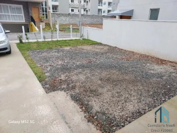 Imagem Casa de alvenaria, nova, em condomínio, Semi Mobiliada no Bacacheri em Curitiba PR