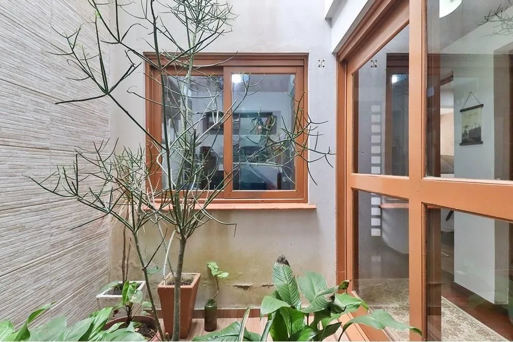 Imagem Casa térrea com 2 dormitórios, lavabo, espaço gourmet e 2 vagas.