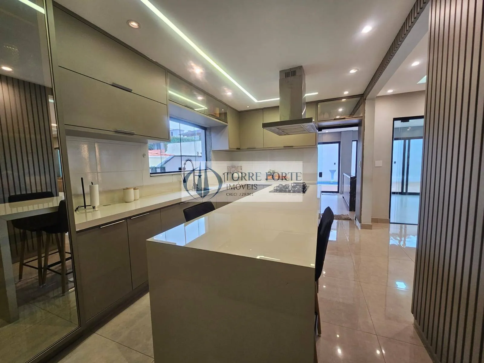Imagem Ótima casa 396 m², 3 dormitórios sendo 1 suíte, 5 banheiros, em S.C do Sul