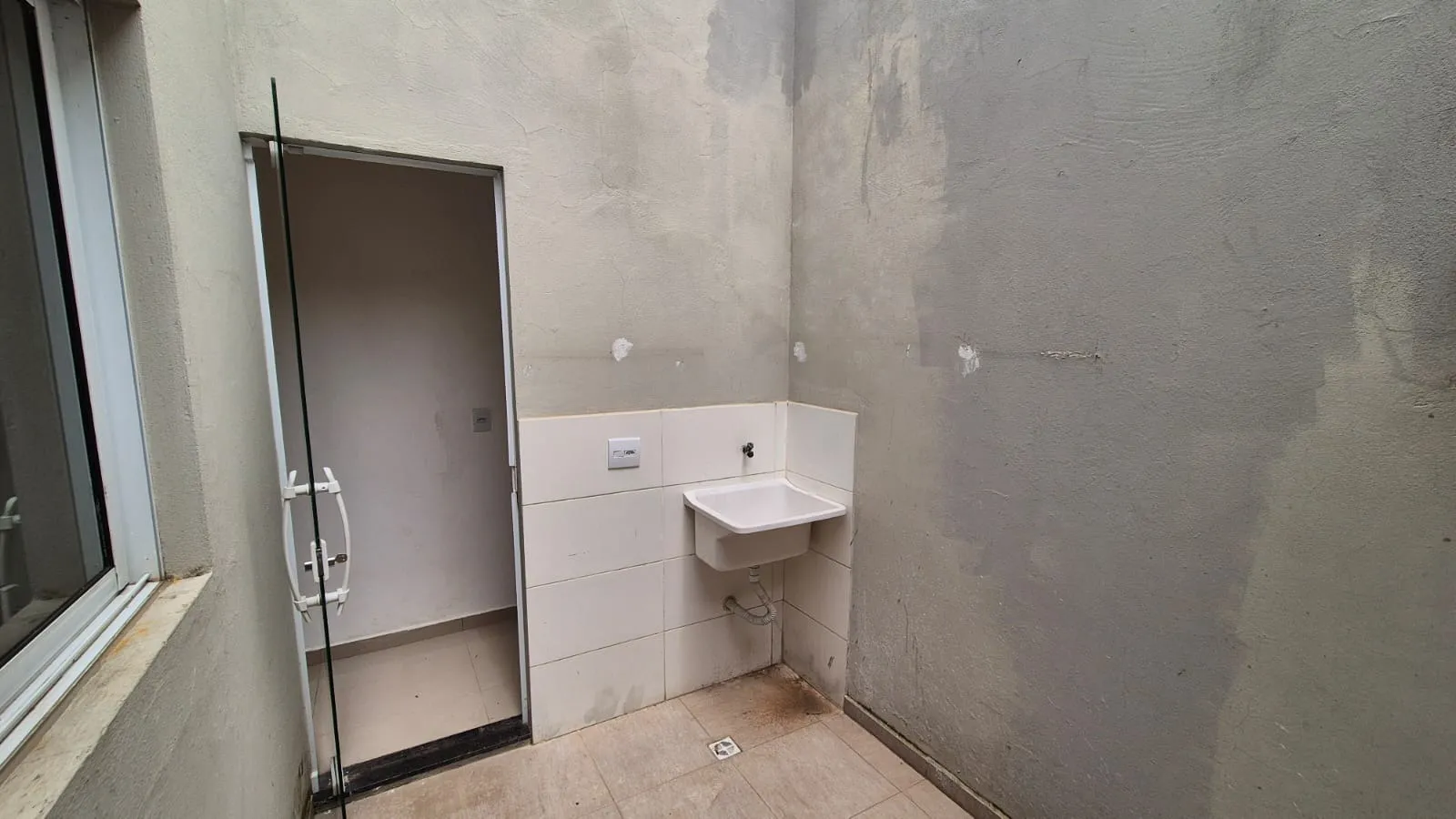 Imagem Oportunidade Próximo à Av. Itavuvu | Casa a venda | 2 Quartos | Quintal | Ótimo Acabamento | 50 m² | Jardim Santa Madre Paulina