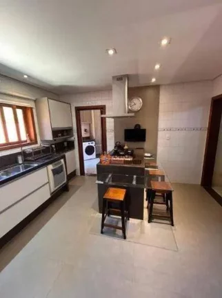 Imagem Linda casa de esquina, 260m², 3 suítes, 4 vagas, com estação de recarga para carro elétrico