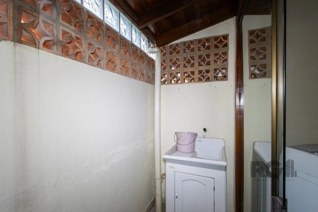 Imagem Casa em Condomínio na Zona Sul, no bairro Hípica, com 2 dormitórios, living para dois ambientes, cozinha mobiliada, lavabo