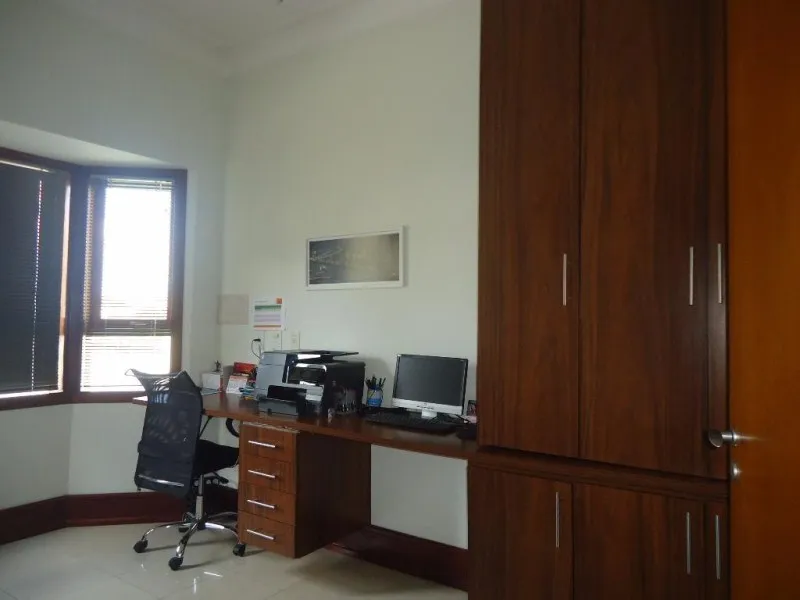 Imagem Casa de alto padrão em condomínio de luxo em Valinhos-SP - 4 quartos, 1 suíte, 3 salas, 6 banheiros, 4 vagas, 320m².