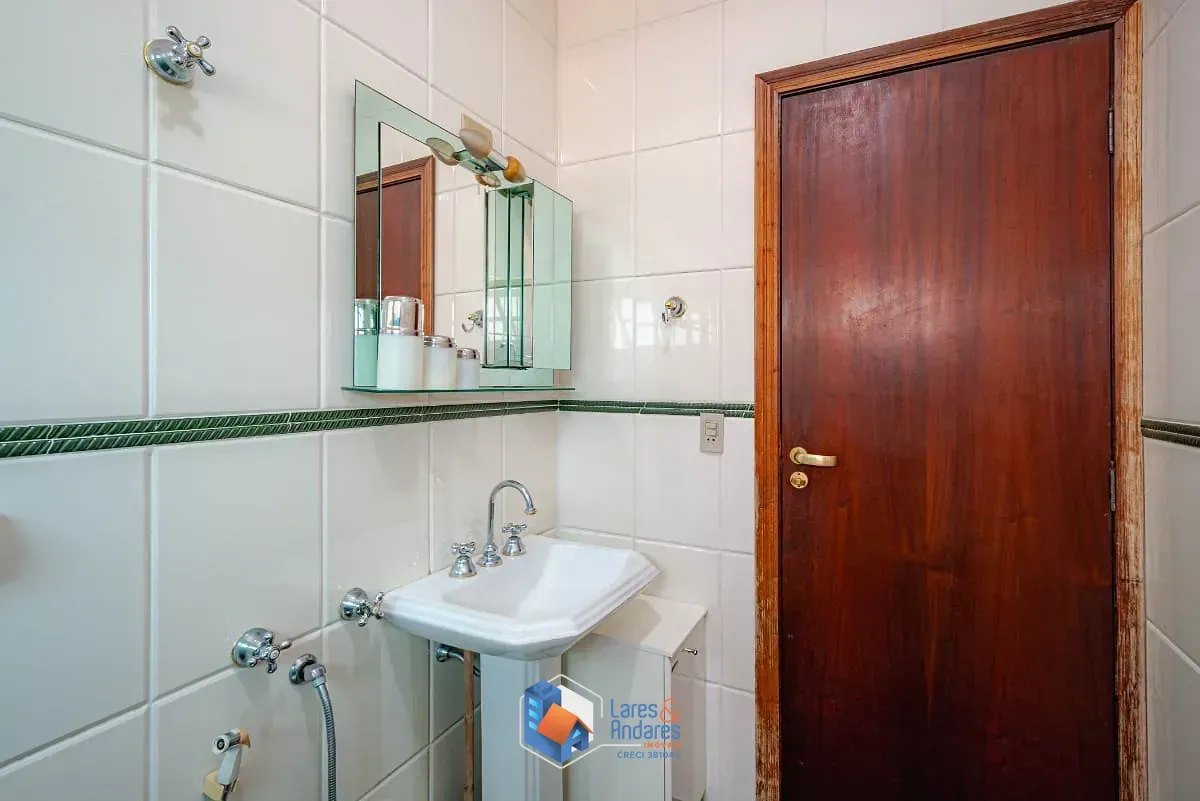 Imagem Sobrado para venda em Tremembé com 4 quartos, sendo 2 suítes, 236m²