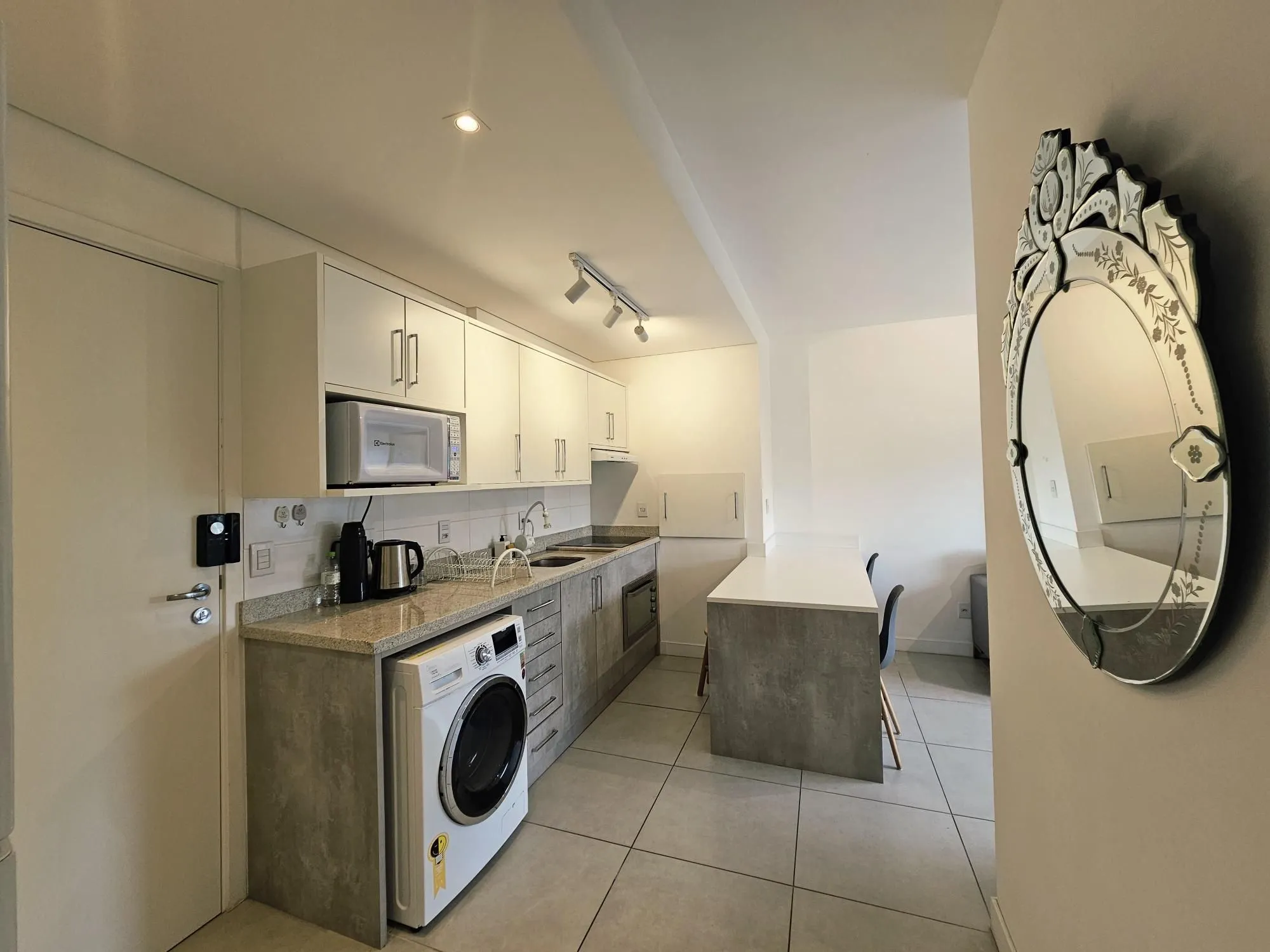 Imagem Apartamento mobiliado, 2 dormitórios, com vaga escriturada - Cidade Baixa