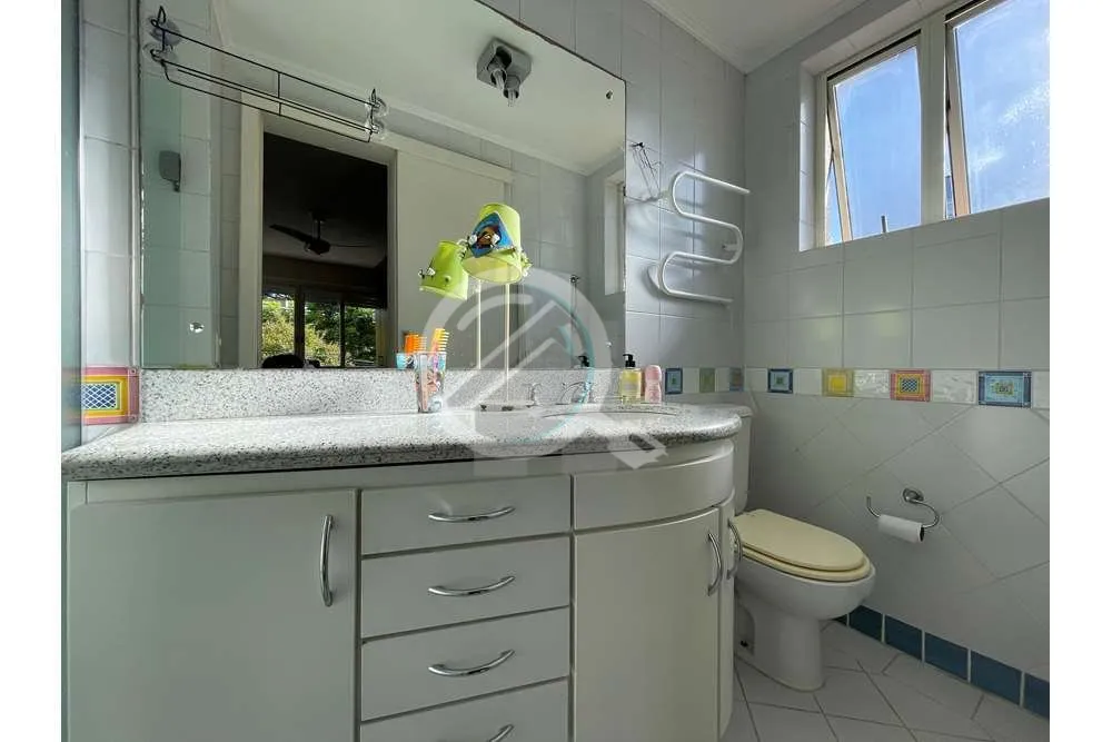 Imagem Localizado no coração do charmoso bairro Moinhos de Vento, este apartamento de 100m² oferece o eq...