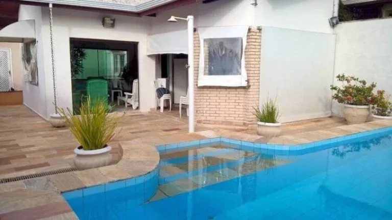 Imagem LINDA CASA EM DOIS LOTES COM BELA PISCINA E PAISAGISMO