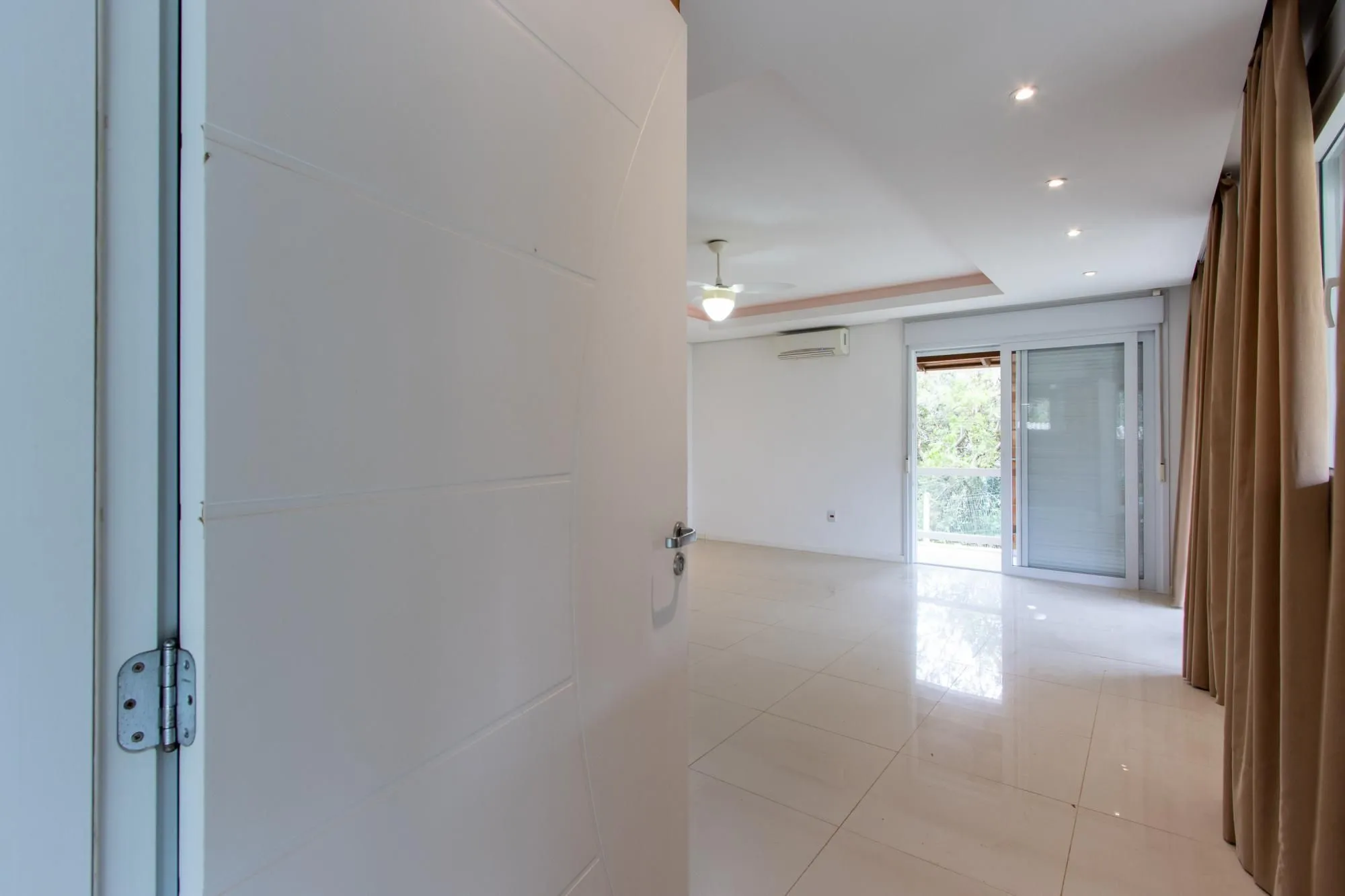 Imagem Casa de alvenaria, com 3 dormitórios, 1 suíte, living, cozinha, lavanderia, churrasqueira, banheiro social, pátio e 4 vagas de garagem.