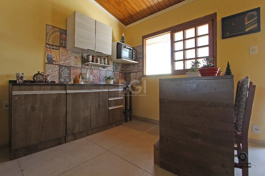 Imagem Casa para Venda - 300m², 6 dormitórios, sendo 1 suites, 3 vagas - Menino Deus