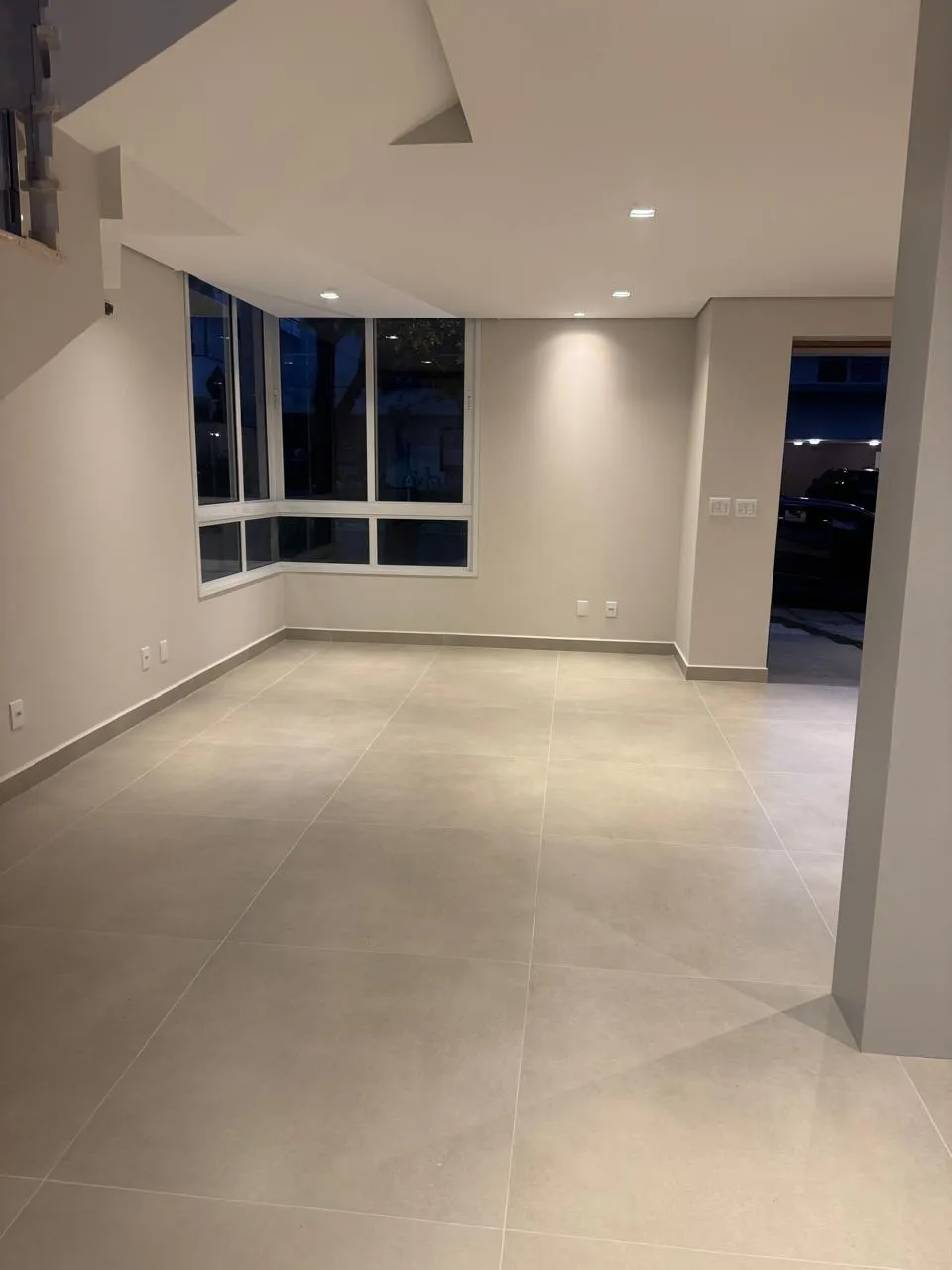 Imagem Sobrado de alto padrão à venda no Condomínio Mont Blanc, Sorocaba, com 3 suítes, piscina e 280 m²
