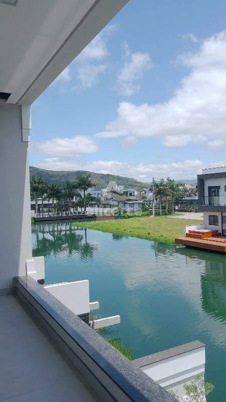 Imagem Casa de Alto Padrão com Fundos para o Lago - 3 Dormitórios I 1 Suíte I 2 Vagas de Garagem - em Acqua Condomínio Clube, Deltaville - Biguaçu/SC
