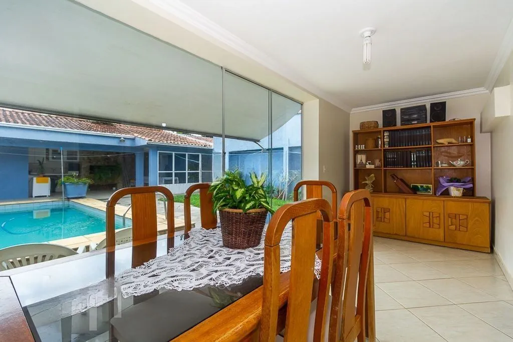 Imagem Casa de 4 dormitórios à venda no Bairro Ipanema - Porto Alegre
