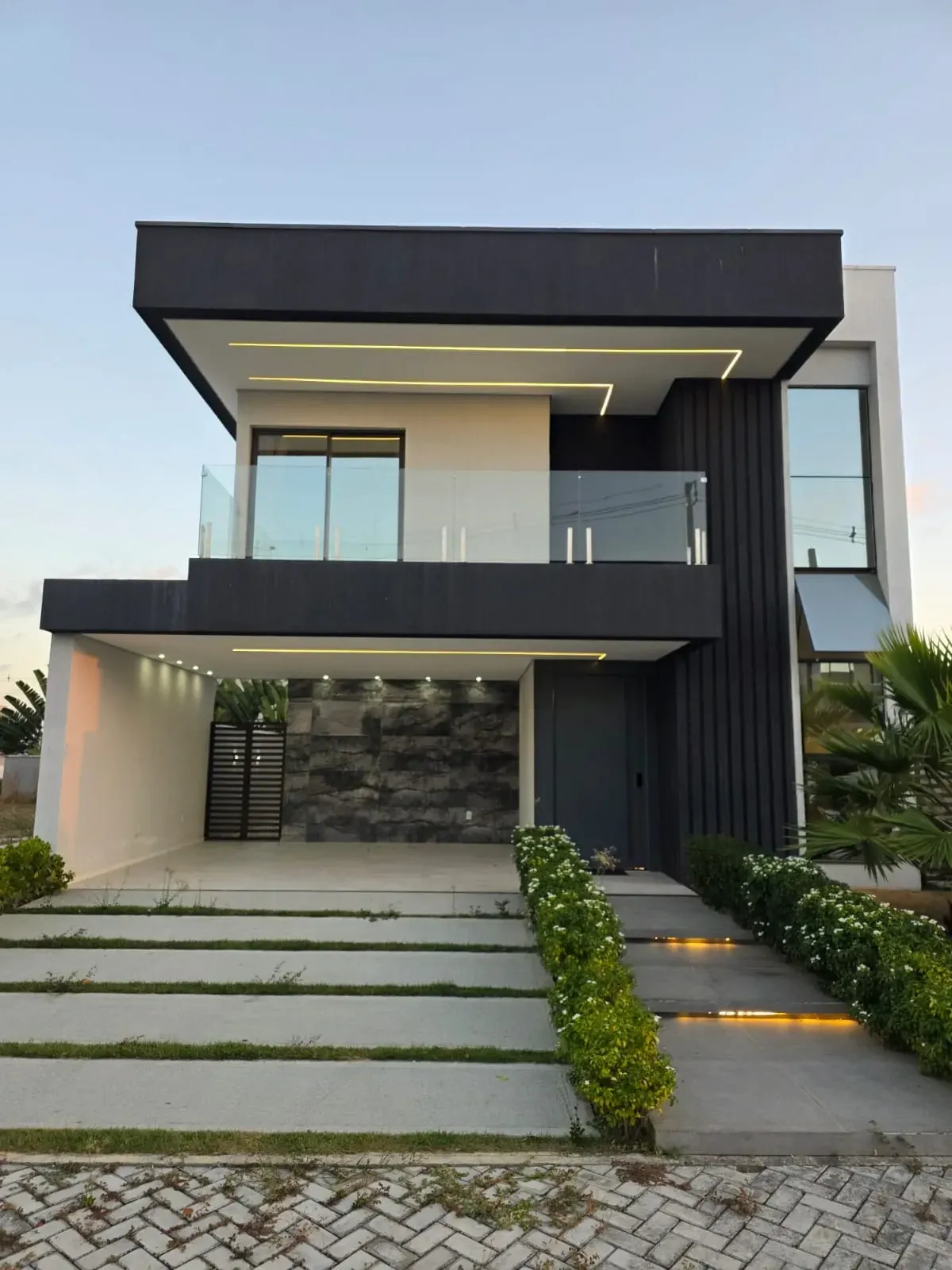 Foto do imóvel Casa de Condomínio com 3 Quartos à Venda, 195 m² em Avenida José Amora Sá, 2695 - Cidade Alpha, Eusébio - CE
