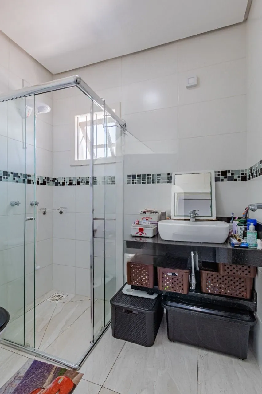 Imagem Casa com piscina e 3 quartos à venda em Cachoeirinha