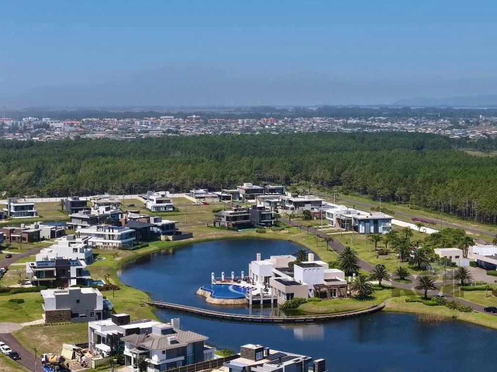 Imagem sobrado de luxo está à venda em um exclusivo condomínio à beira-mar