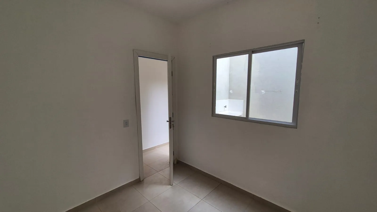 Imagem Oportunidade Próximo à Av. Itavuvu | Casa a venda | 2 Quartos | Quintal | Ótimo Acabamento | 50 m² | Jardim Santa Madre Paulina