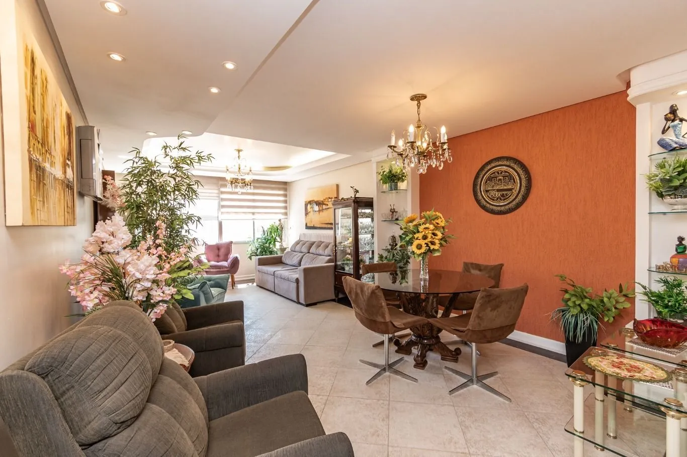 Imagem Vende-se apartamento com 3 quartos (1 suíte), 133 m² e 1 vaga - Petrópolis