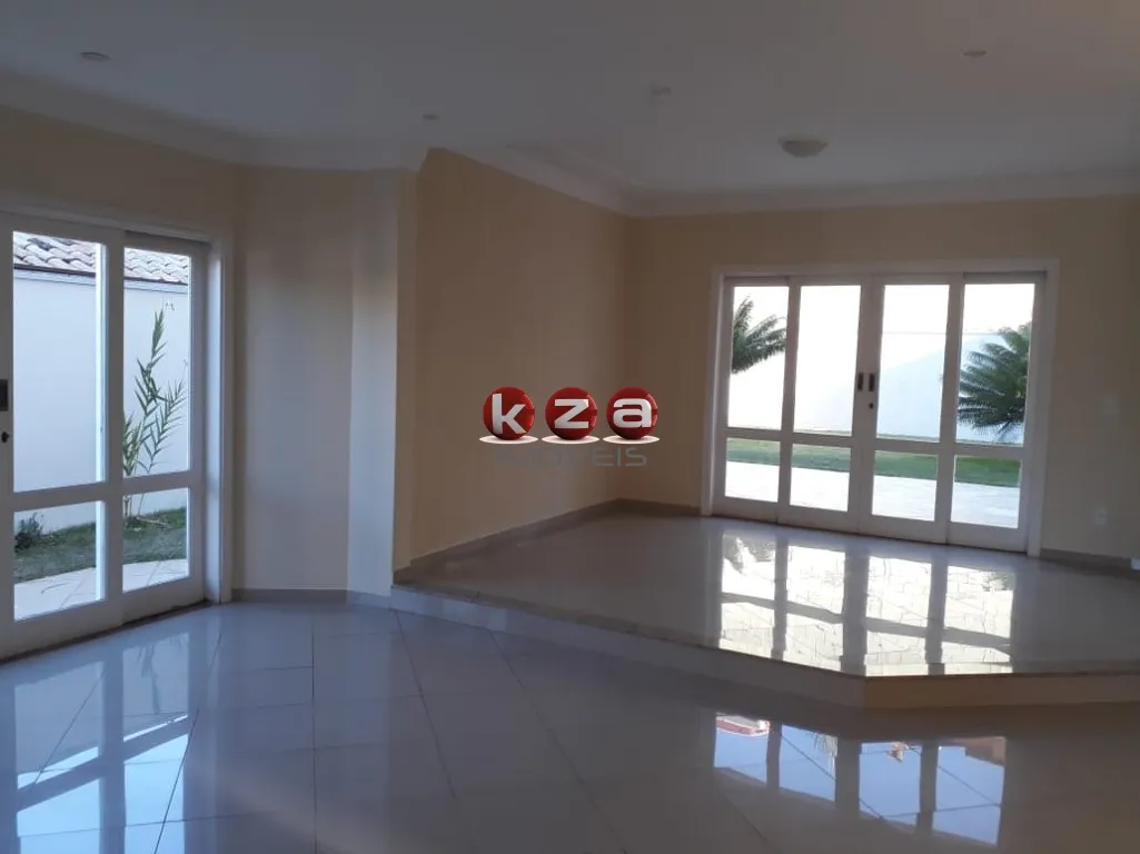 Imagem Casa de 3 quartos no Condomínio Terras do Caribe, em Valinhos-SP: 3 salas, 1 suíte, 4 vagas de garagem e 218m² de área.