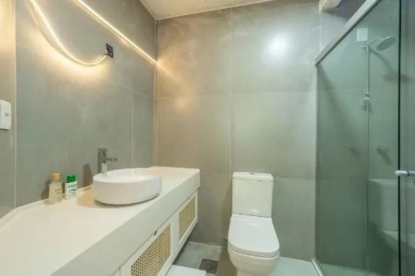 Imagem Casa com 3 suítes amplas, além de uma sala generoso com lareira e 2 vagas de garagem.