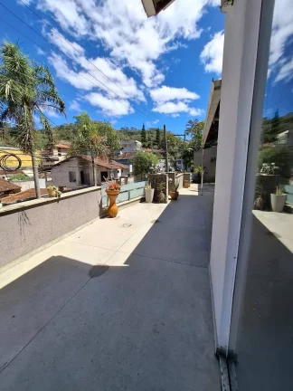 Imagem Vendo esta espetacular casa em Nova Friburgo. Próximo ao centro.