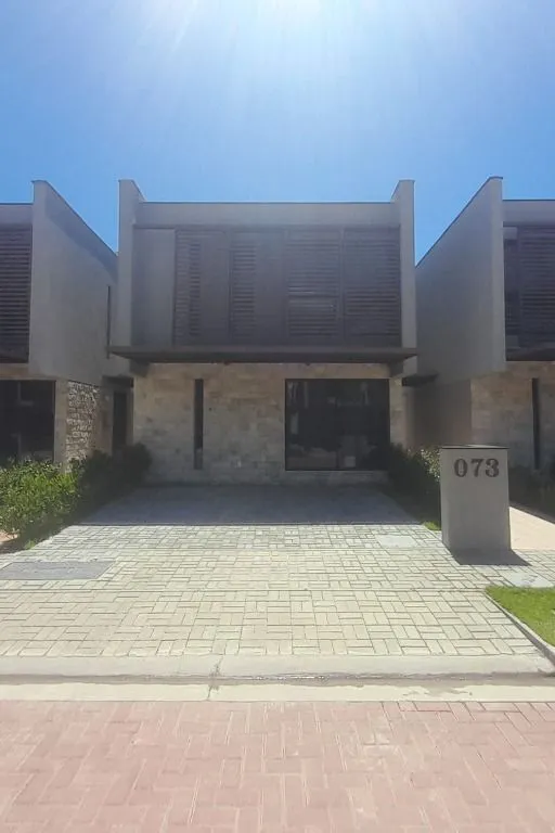 Foto do imóvel Casa de alto padrão em Intermares com 3 suítes, área gourmet, condomínio completo e excelente localização.