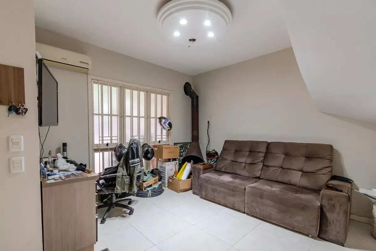 Imagem Casa de condomínio, 3 dormitórios, 1 suíte e 2 vagas cobertas no bairro Teresópolis.