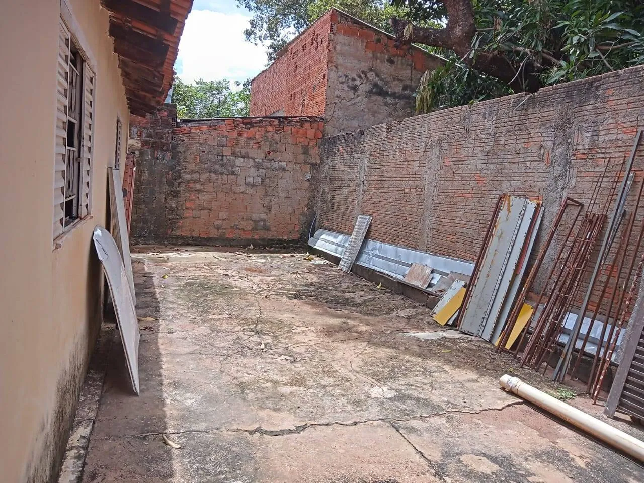 Imagem Casa 2 quartos, e espaço Comercial anexo. Terreno amplo com quintal.