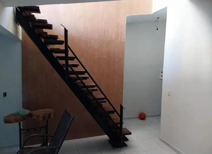 Imagem Casa Duplex em Brisamar com 3 suítes, piscina, varanda, cozinha americana e localização privilegiada próxima às praias.