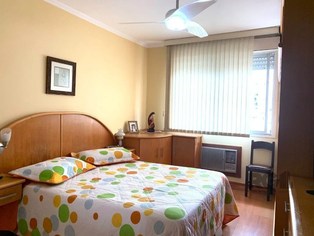 Imagem apartamento de 3 dormitórios , transformado em 2 com fácil reversão, Living para dois ambientes, com sacada fechada.