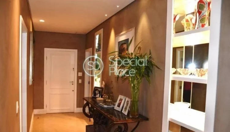 Imagem Excelente apartamento com 250m², reformado, espaços generosos, com terraço e excelente localizaç...