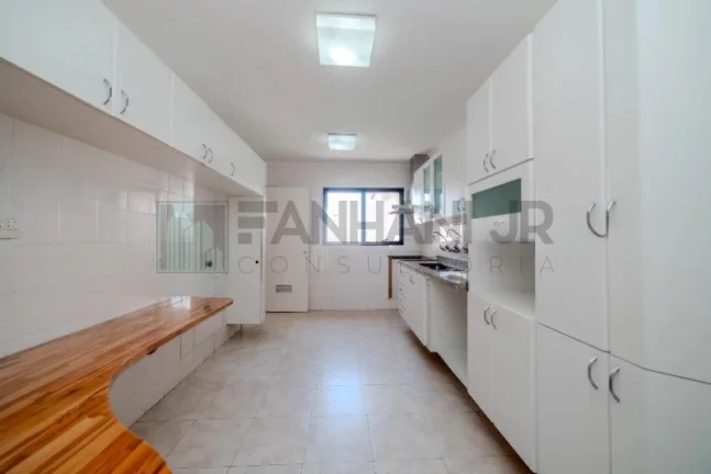 Imagem Cobertura duplex com piscina na Vila Nova Conceição: 3 quartos, 3 suítes, 3 salas, 5 banheiros, 4 vagas e 241m² de sofisticação em São Paulo-SP.