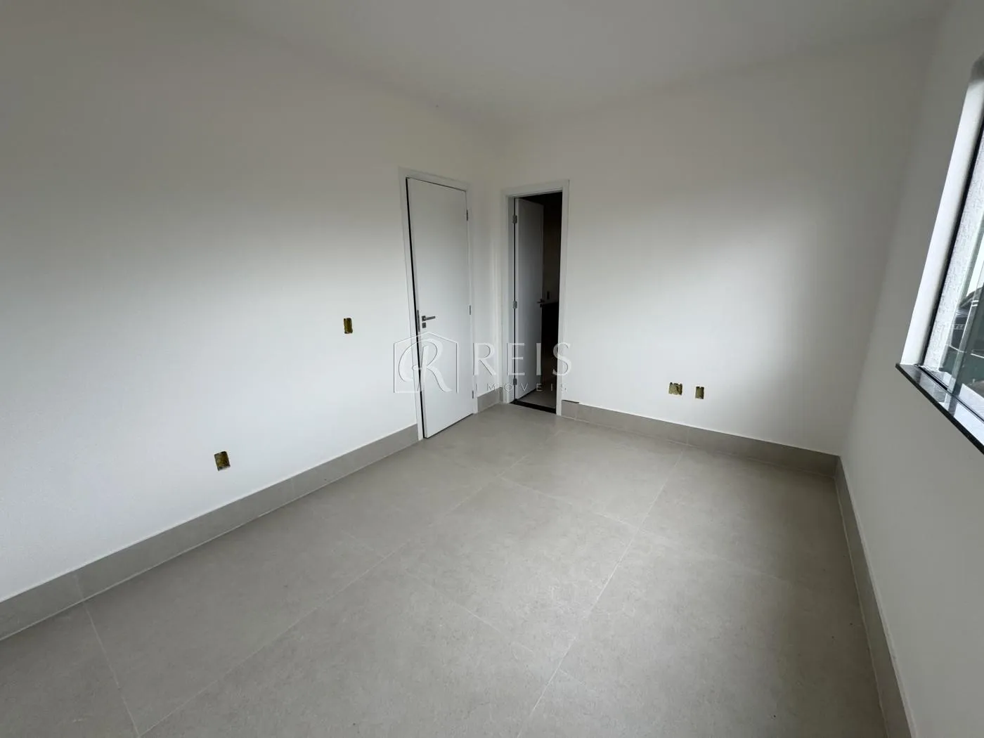 Imagem Casa para Venda em Rio das Ostras, Costazul, 3 dormitórios, 3 suítes, 4 banheiros, 3 vagas