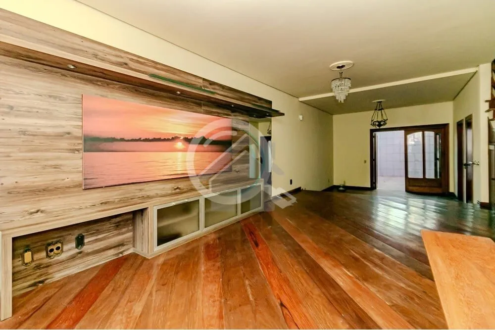 Imagem Casa com 243m2, desocupada, no bairro Menino Deus, 3 dormitórios (3 suítes), sacada, living, cozin...