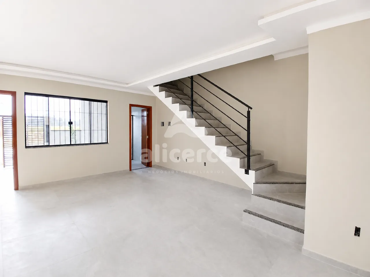 Imagem Sobrado com passagem lateral, 2 Suítes e churrasqueira, à venda no Sertão do Maruim - São José/SC