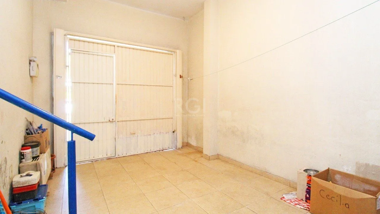 Imagem Casa térrea de 2 dormitórios e 3 vagas de garagem na Vila Ipiranga em Porto Alegre.