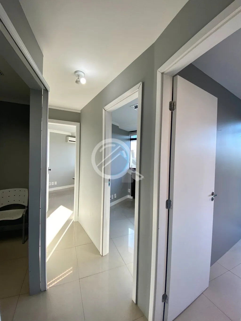 Imagem Impecável sala comercial dividida em três escritórios, recepção e toalete. Móveis planejados, ...