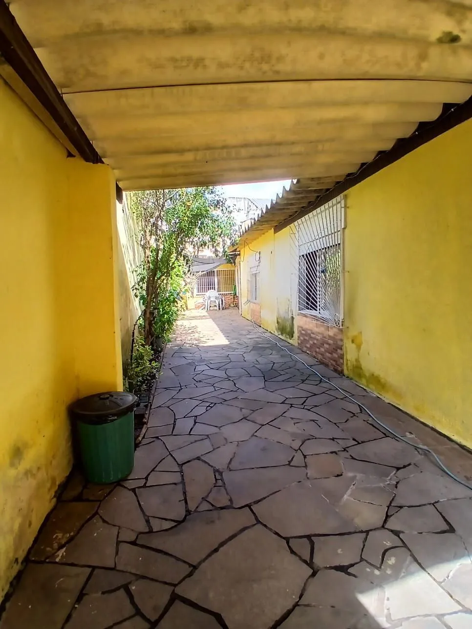 Imagem Ampla casa com patio no bairro Rubem Berta .