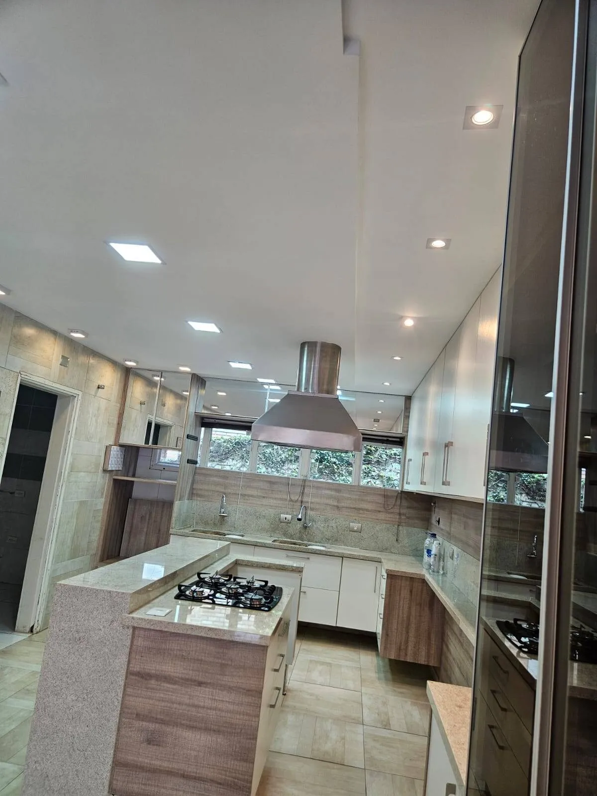 Imagem Linda Casa Nova em Higienópolis - 700m² de Terreno, 4 Suítes e Área de Lazer Completa