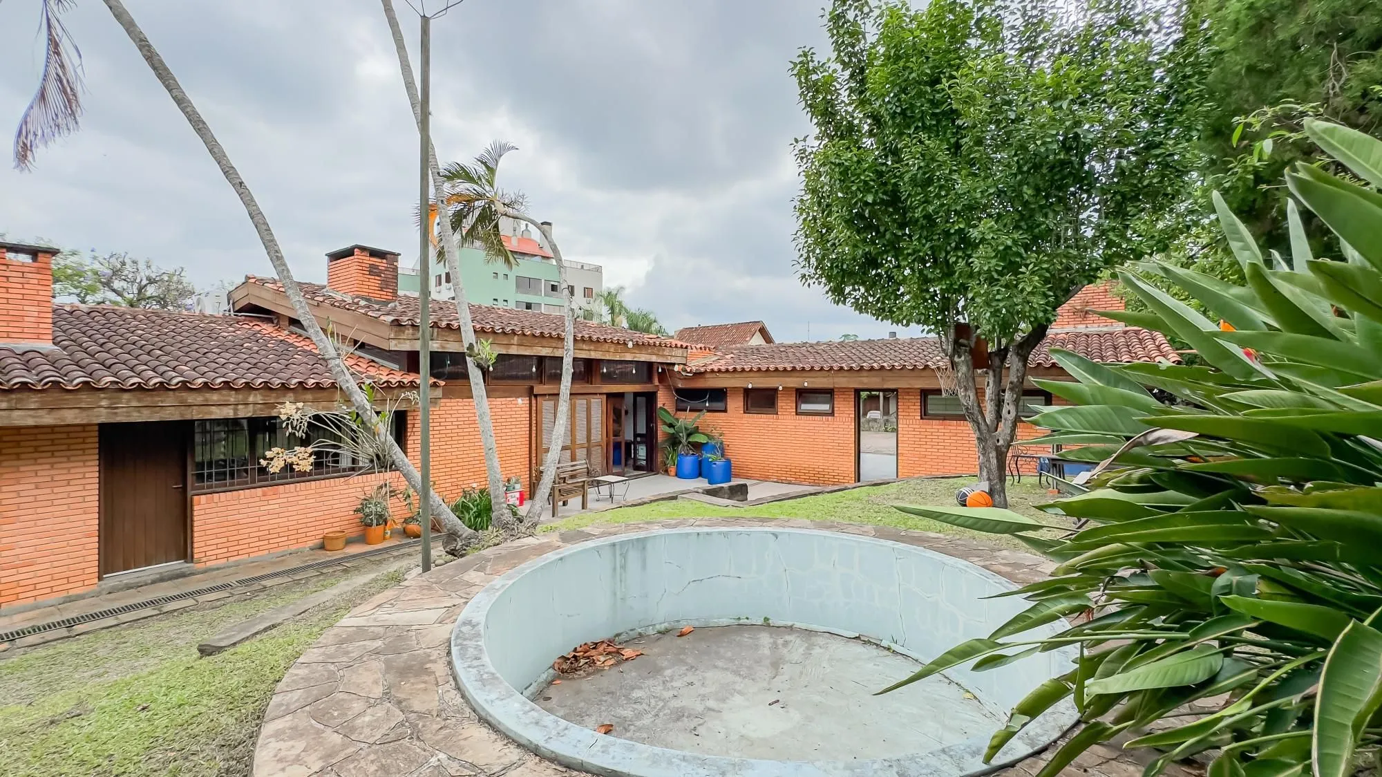 Imagem Casa com 3 quartos e 313m² à venda em Chácara das Pedras, Porto Alegre. Rua Joao Paetzel, Chácara Das Pedras, Porto Alegre