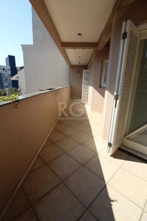 Imagem Casa para comprar com 4 dormitórios, 330m² - Chácara das Pedras - Porto Alegre