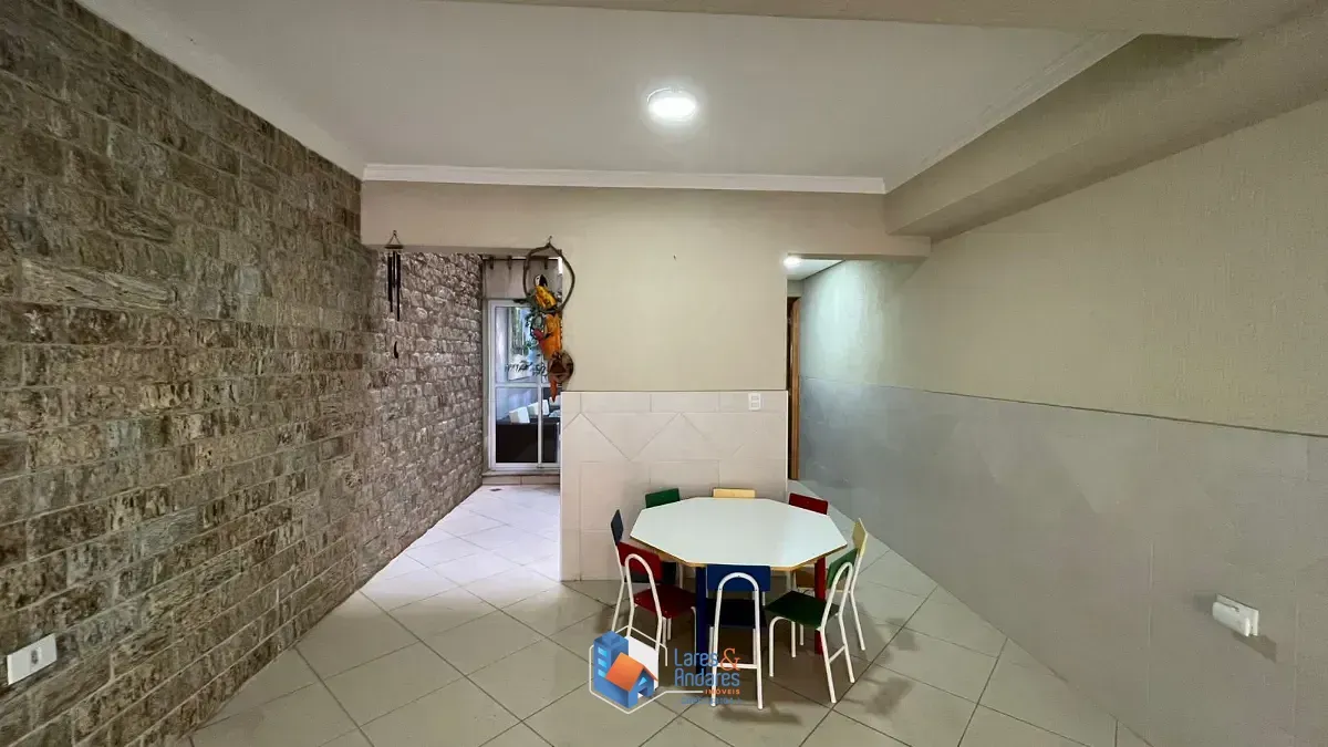 Imagem Sobrado para venda em Jardim Regina com 3 quartos, sendo 3 suítes, 183m²
