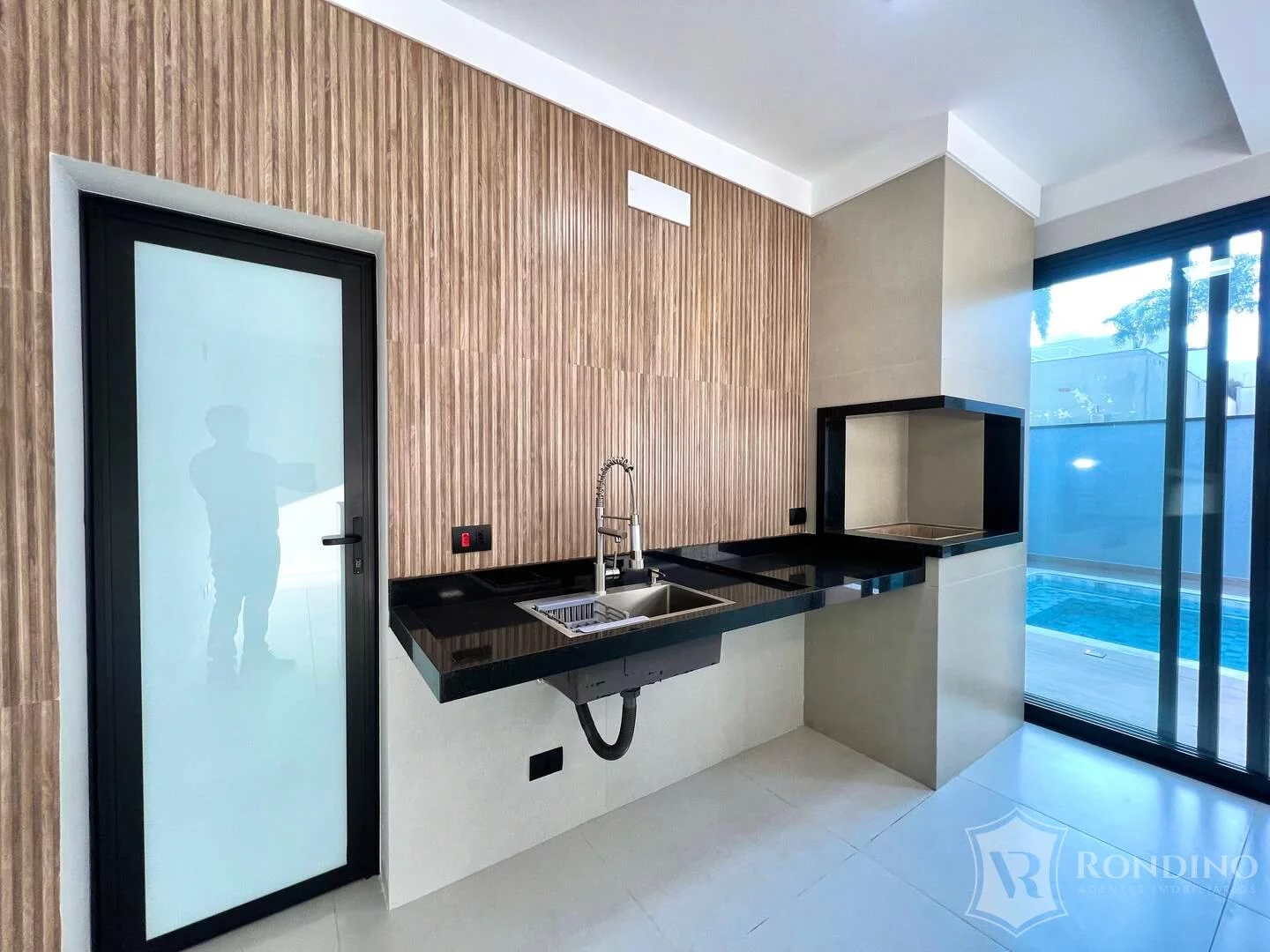 Imagem Casa Assobradada com Piscina escritório e quintal.