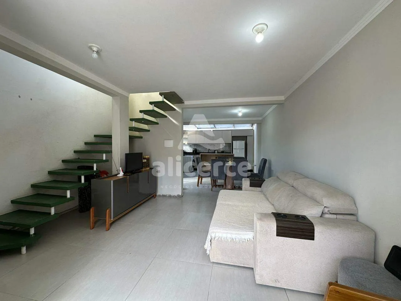 Imagem Casa à Venda na Praia dos Ingleses | Conforto, Privacidade e Excelente Localização em Florianópolis/SC**