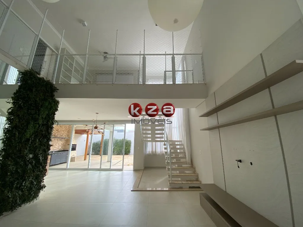 Imagem Lindo imóvel à venda em Valinhos-SP: Casa com 3 quartos, 3 suítes, 2 salas, 5 banheiros, 4 vagas de garagem e 259,29m² de área.