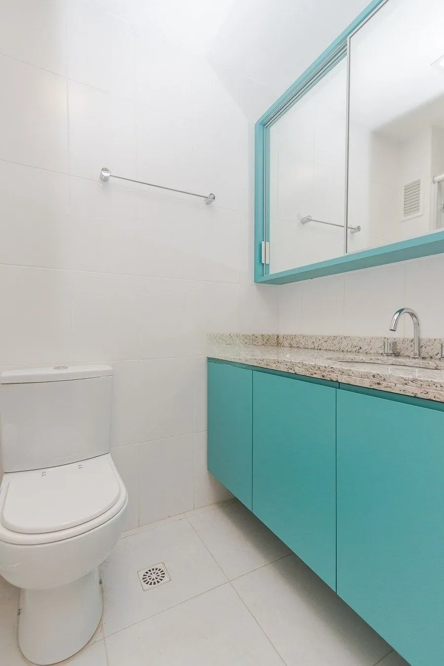 Imagem Apartamento 2 dormitórios, 1 suíte, 2 vagas, Petrópolis, Porto Alegre.